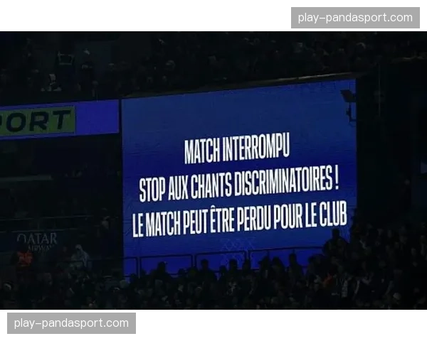 马赛球迷组织因在上一轮比赛中投掷烟雾弹，被处以关闭客场看台一场的处罚