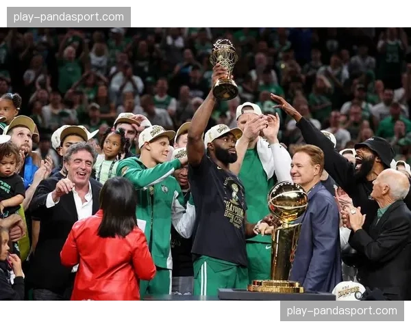 现场球迷高呼“MVP”,尼克斯后卫杰伦-布伦森赛后落泪致谢 现场球迷高呼“MVP”,尼克斯后卫杰伦-布伦森赛后落泪致谢