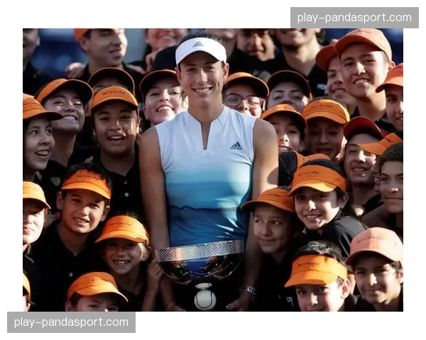 卡梅隆·杨与球童庆祝关键推杆进洞,情绪激动展现竞技激情 卡梅隆·杨与球童庆祝关键推杆进洞,情绪激动展现竞技激情